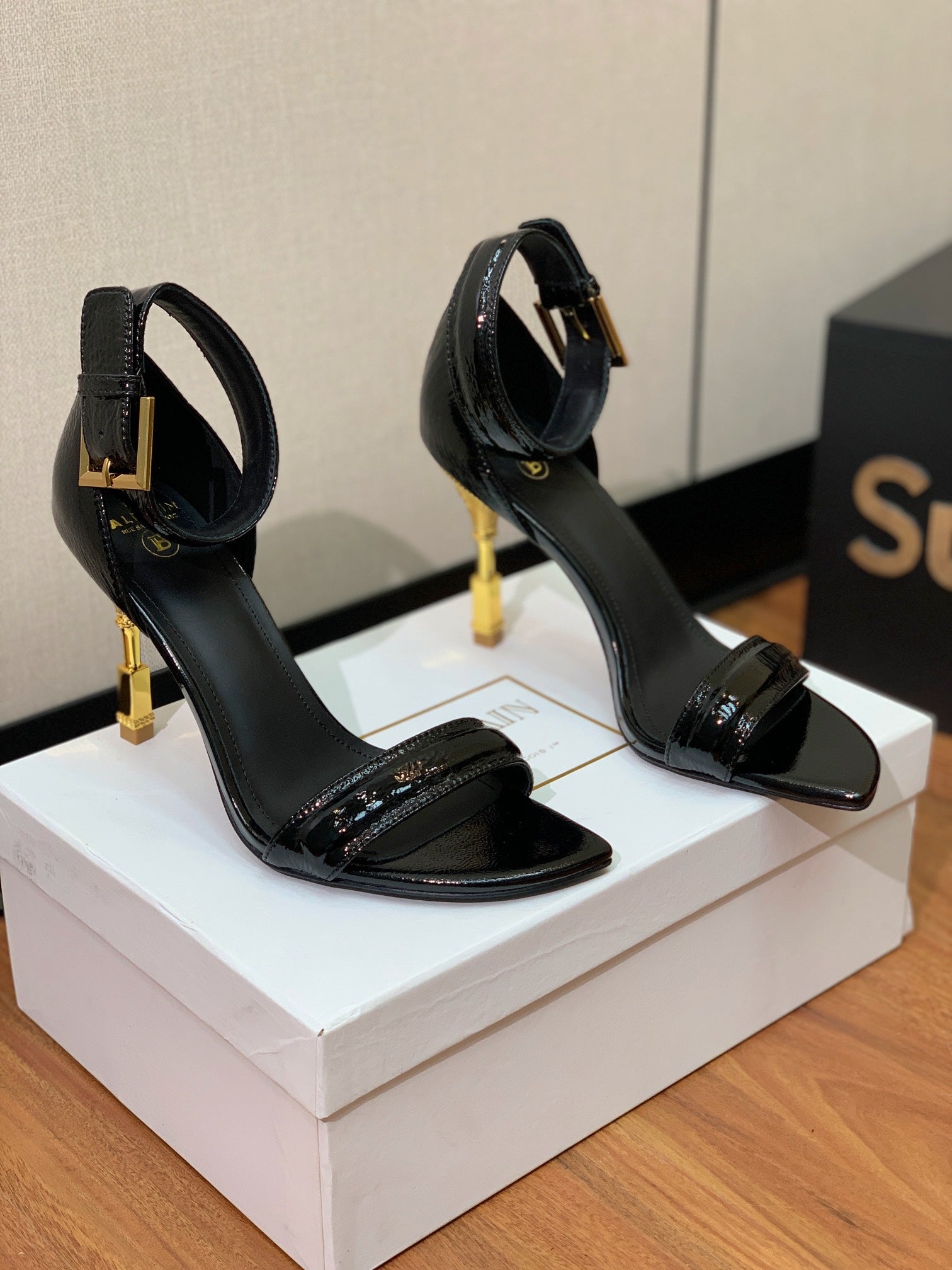 BALMAIN 25S SQUARE STRAP HIGH HEELS 100MM IN BLACK PATENT CALFSKIN