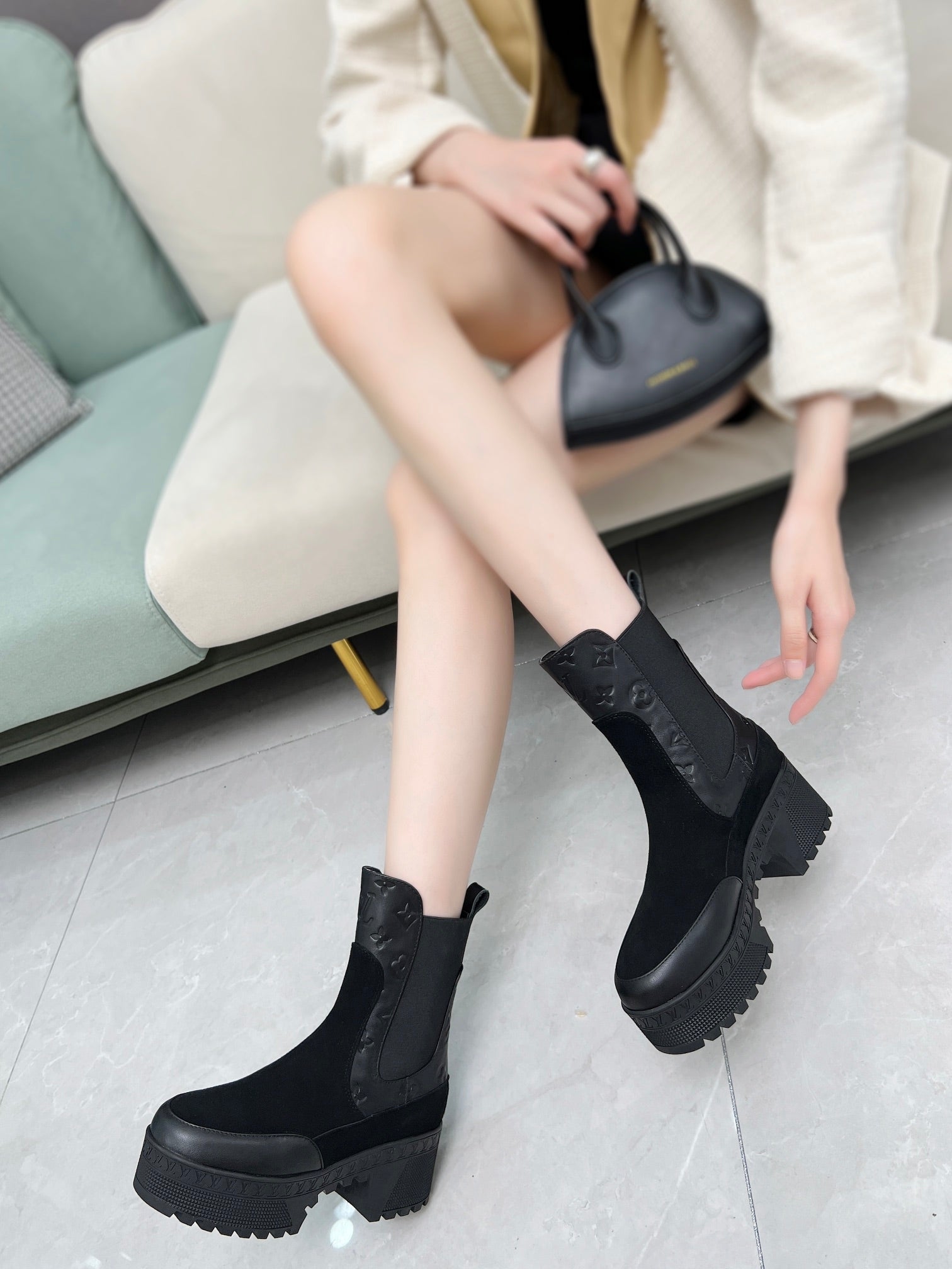 LV WOMEN SHORT BOOT IN BLACK CALFSKIN AND SUEDE