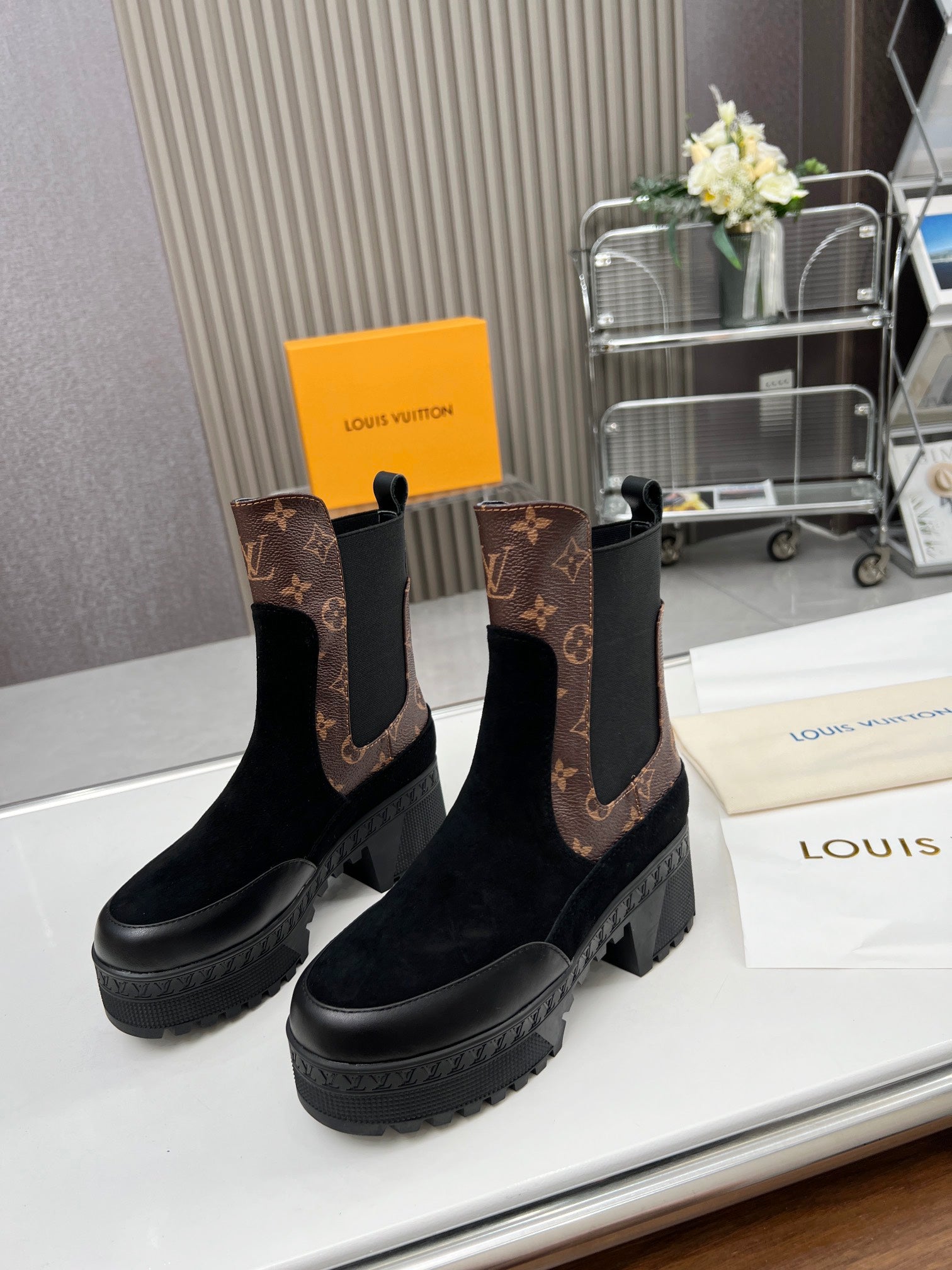 LV WOMEN SHORT BOOT IN BLACK SUEDE AND CHOCOLATE BROWN CALFSKIN