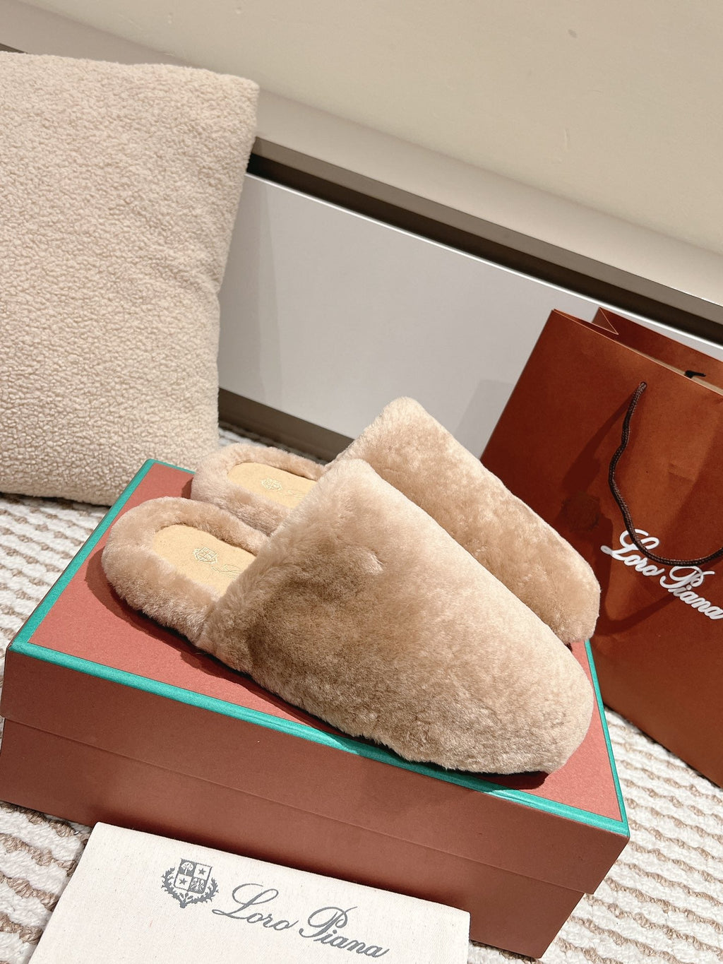 LP NATURAL WINTERCOZY WOOL ALMOND SLIPPERS