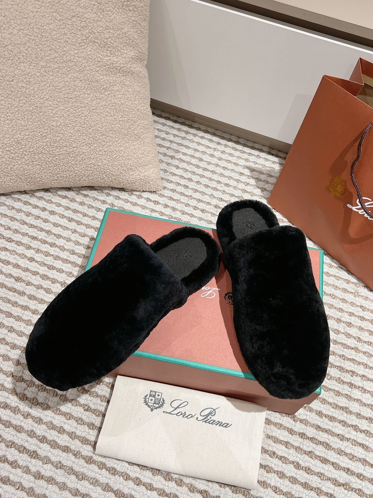 LP NATURAL WINTERCOZY WOOL BLACK SLIPPERS