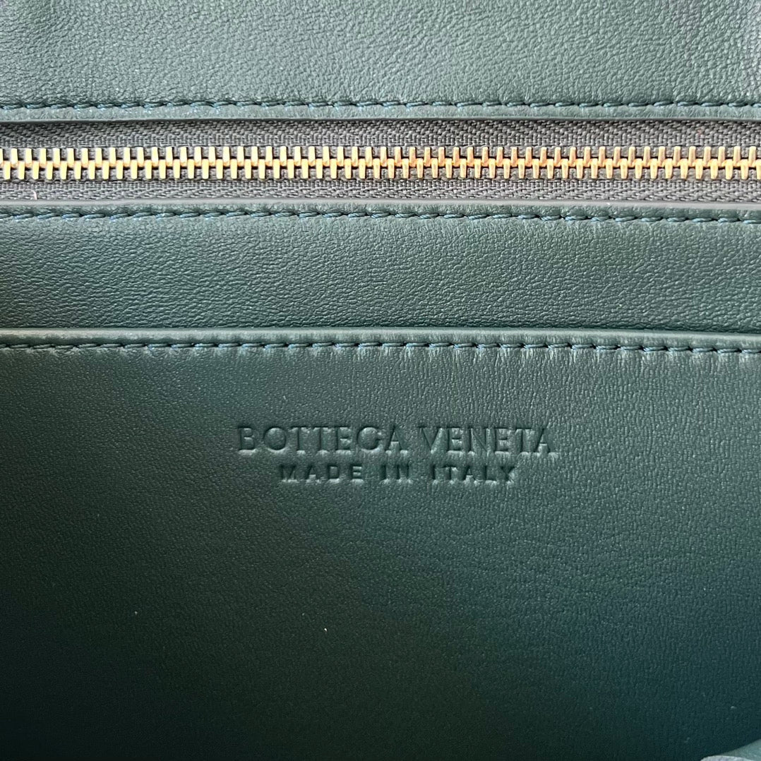 SMALL ANDIAMO 29 IN DARK GREEN LAMBSKIN