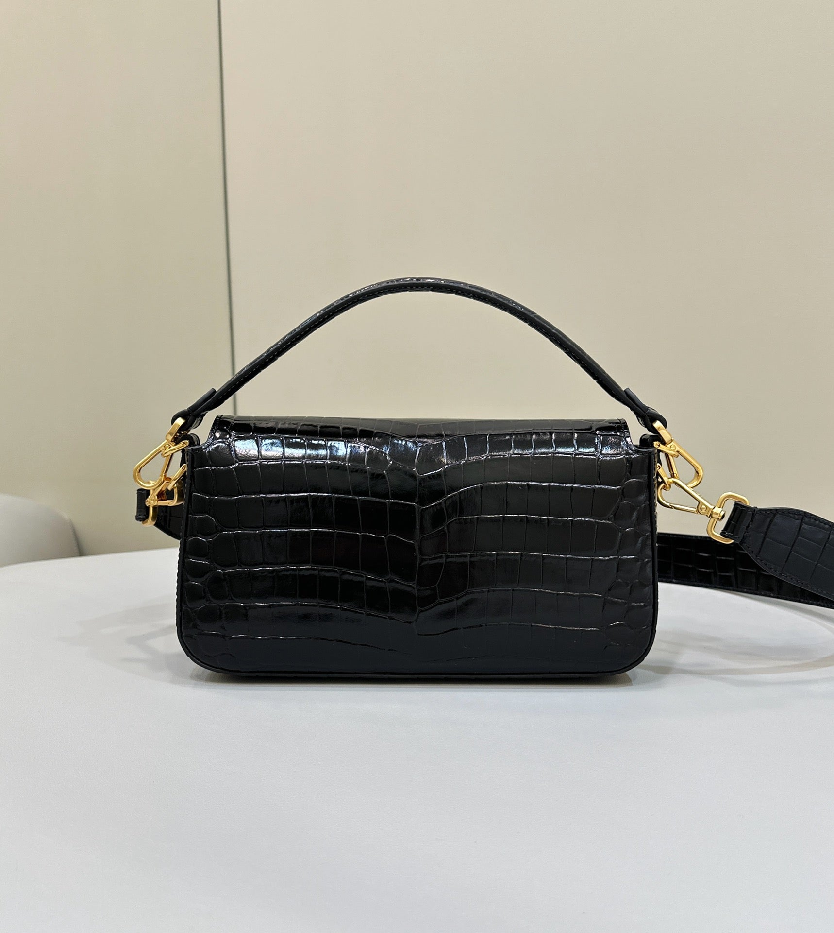 BAGUETTE 27 IN BLACK CROCODILE PATTERN GLOSSY CALFSKIN GOLD HARDWARE