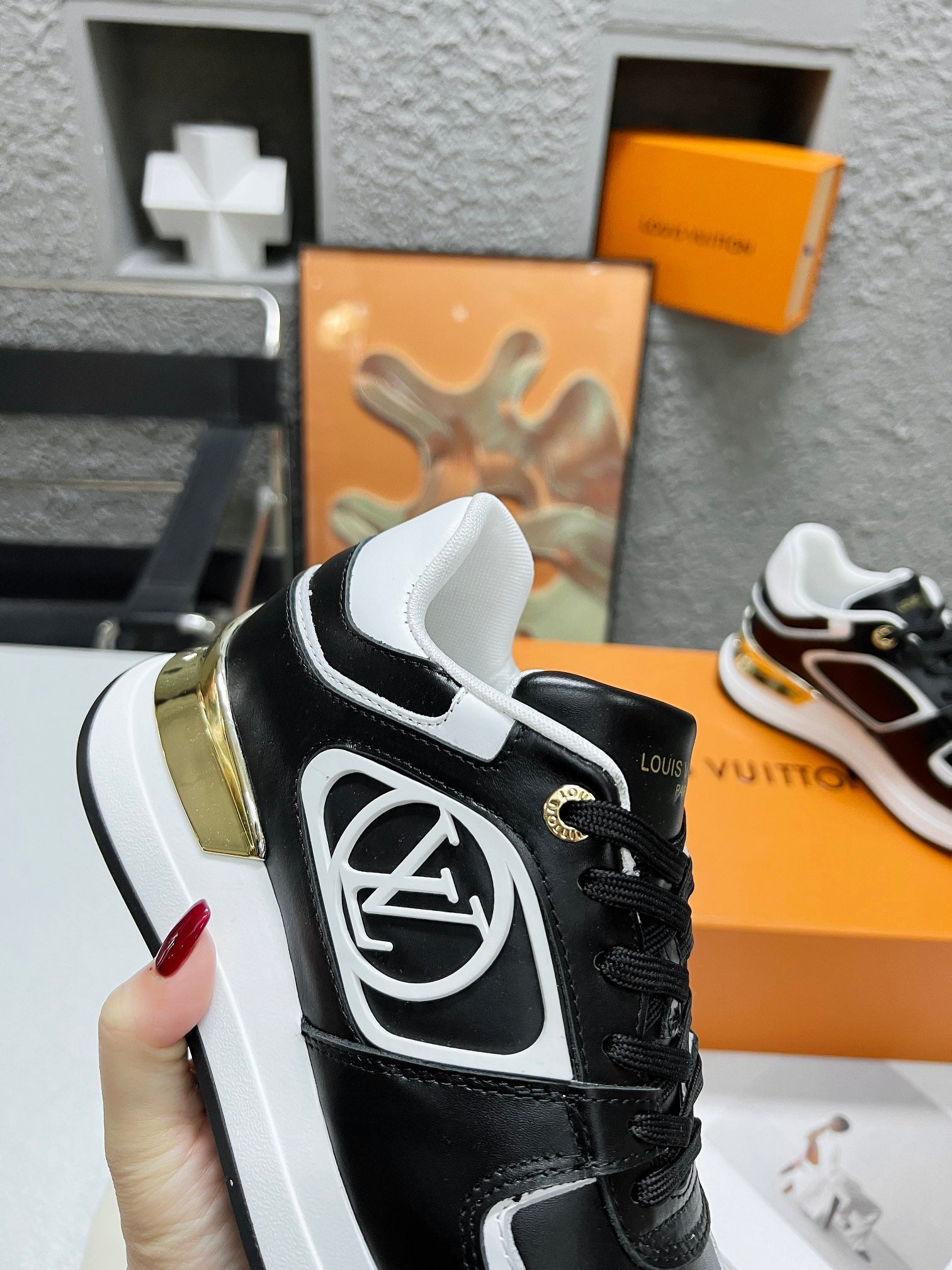 LV WOMEN SNEAKER IN BLACK CALFSKIN