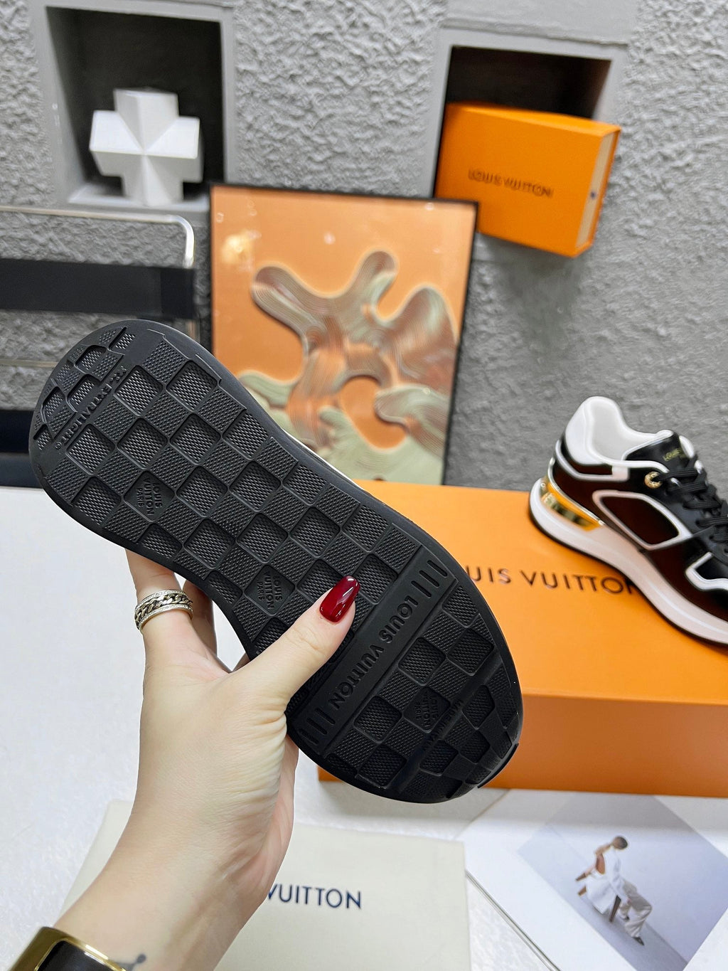 LV WOMEN SNEAKER IN BLACK CALFSKIN