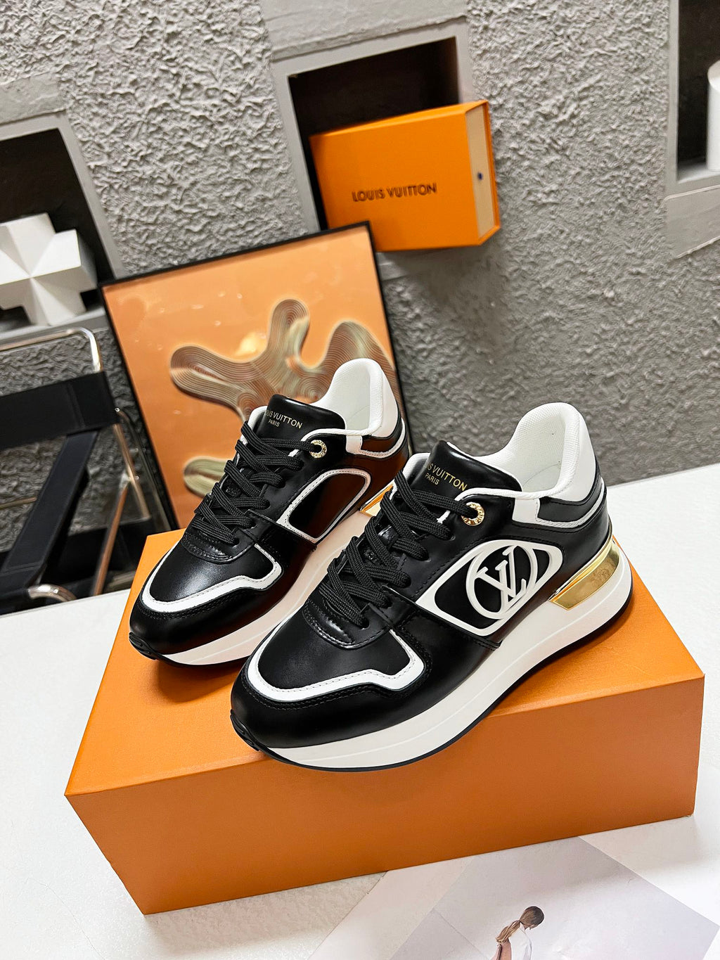 LV WOMEN SNEAKER IN BLACK CALFSKIN