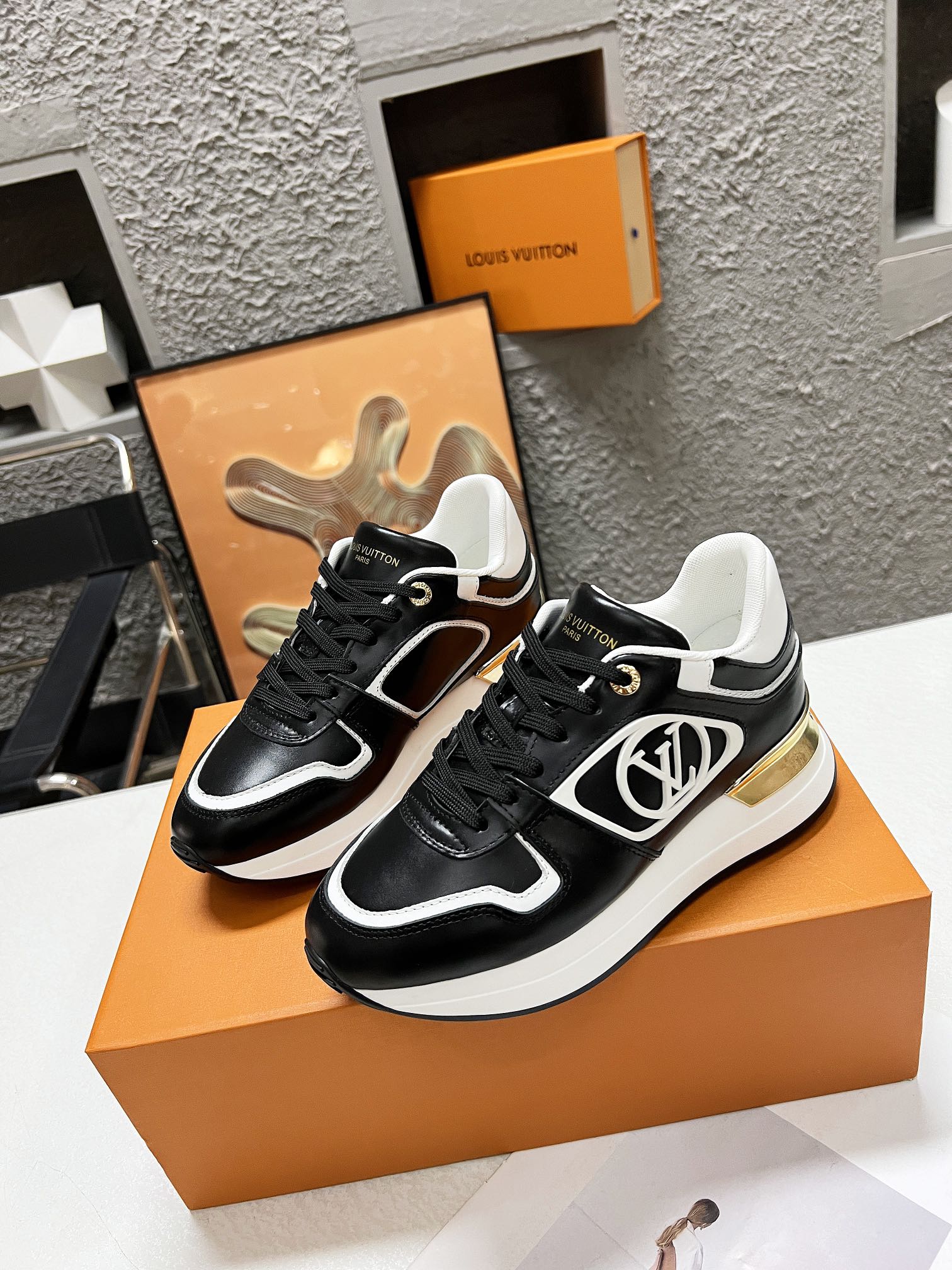 LV WOMEN SNEAKER IN BLACK CALFSKIN