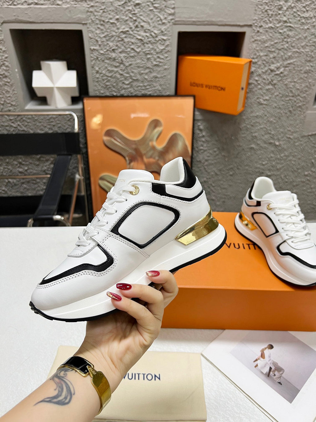LV WOMEN SNEAKER IN WHITE MIX BLACK CALFSKIN