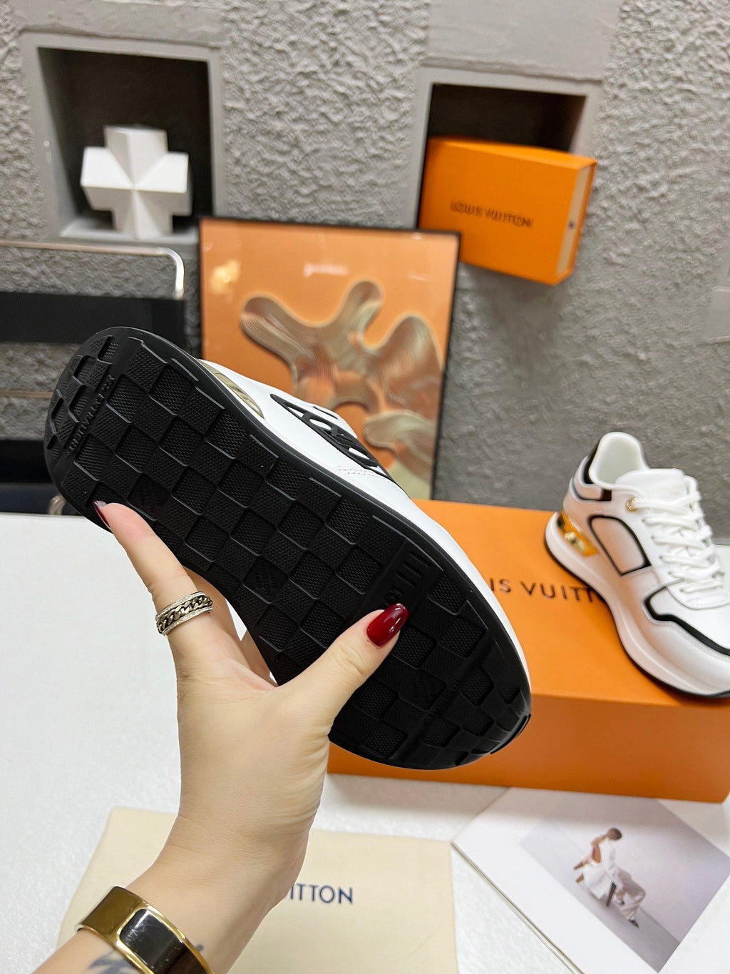 LV WOMEN SNEAKER IN WHITE MIX BLACK CALFSKIN