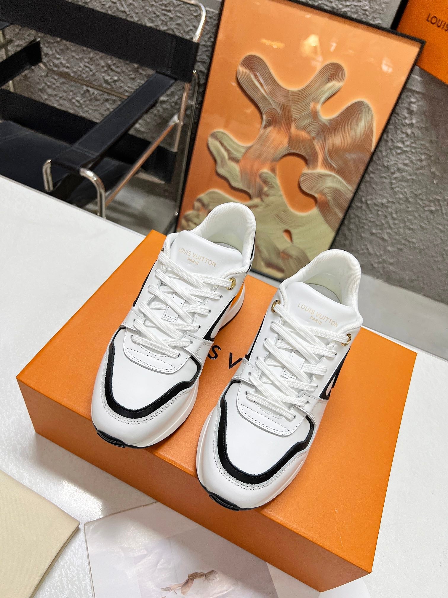 LV WOMEN SNEAKER IN WHITE MIX BLACK CALFSKIN