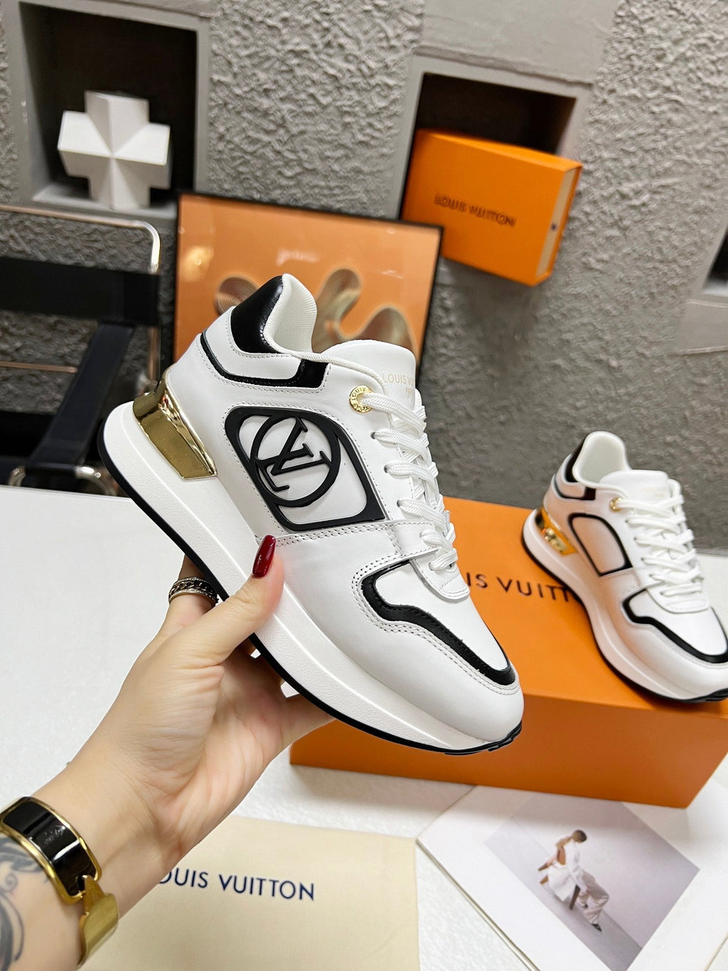 LV WOMEN SNEAKER IN WHITE MIX BLACK CALFSKIN