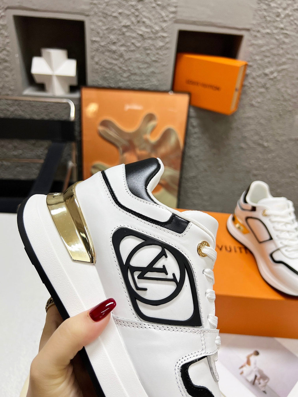 LV WOMEN SNEAKER IN WHITE MIX BLACK CALFSKIN