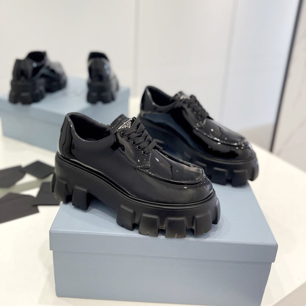 MONOLITH LACE-UP LOAFER IN BLACK GLOSSY CALFSKIN ATTACHED TRIANGLE LOGO