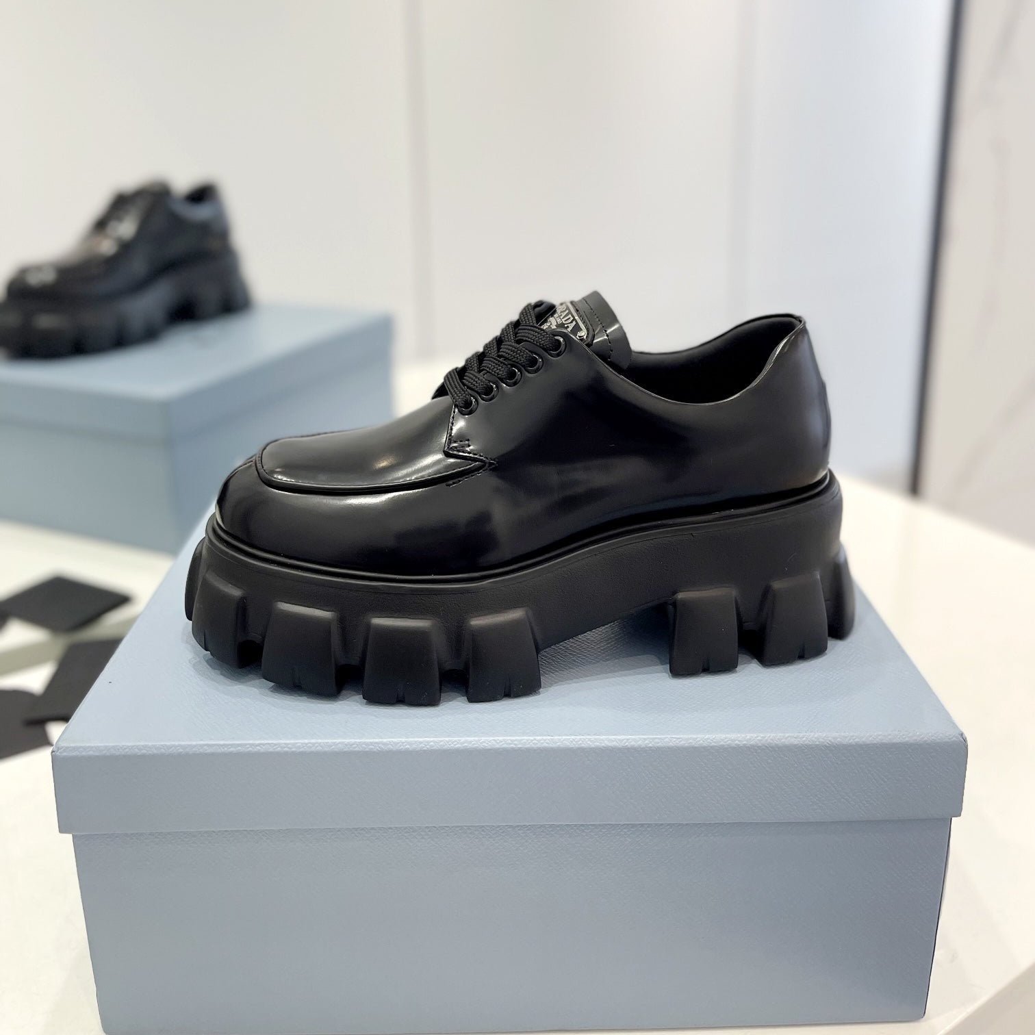 MONOLITH LACE-UP LOAFER IN BLACK CALFSKIN ATTACHED TRIANGLE LOGO