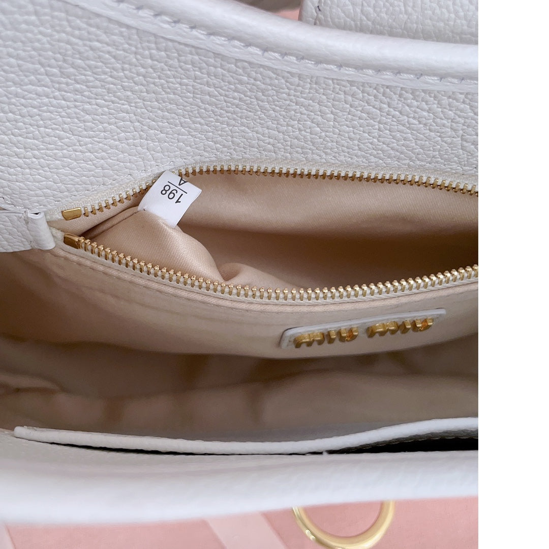 HOBO SHOULDER BAG 29 IN WHITE CALFSKIN GOLD HARDWARE