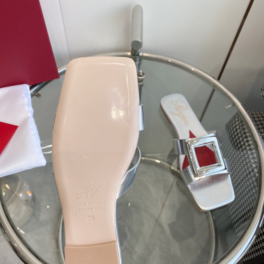 VIV' BY THE SEA LOVE METAL MULES IN SILVER PATENT CALFSKIN