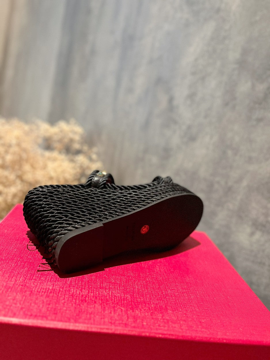 ROCKSTUD LAMINATED NAPPA WEDGE SANDAL 100 MM BLACK