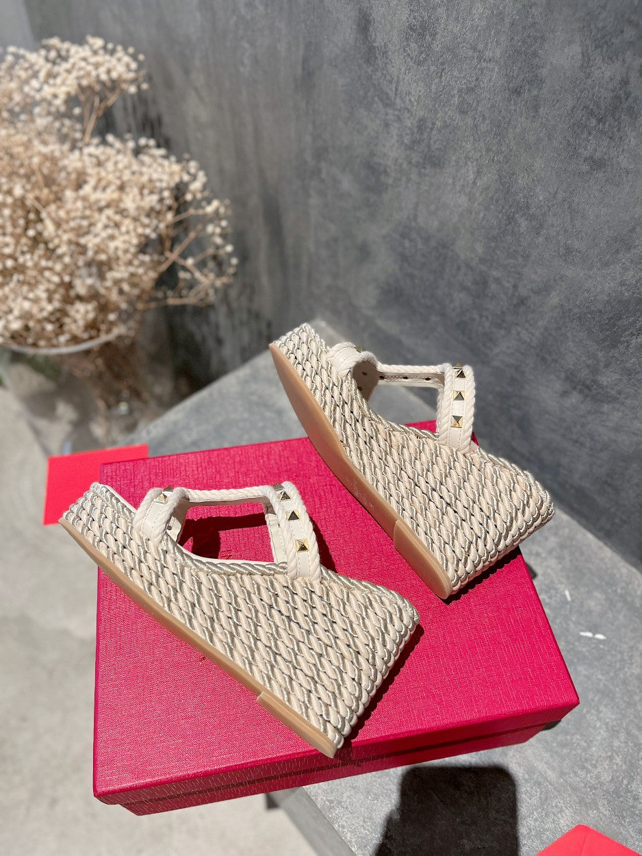 ROCKSTUD LAMINATED NAPPA WEDGE SANDAL 100 MM WHITE