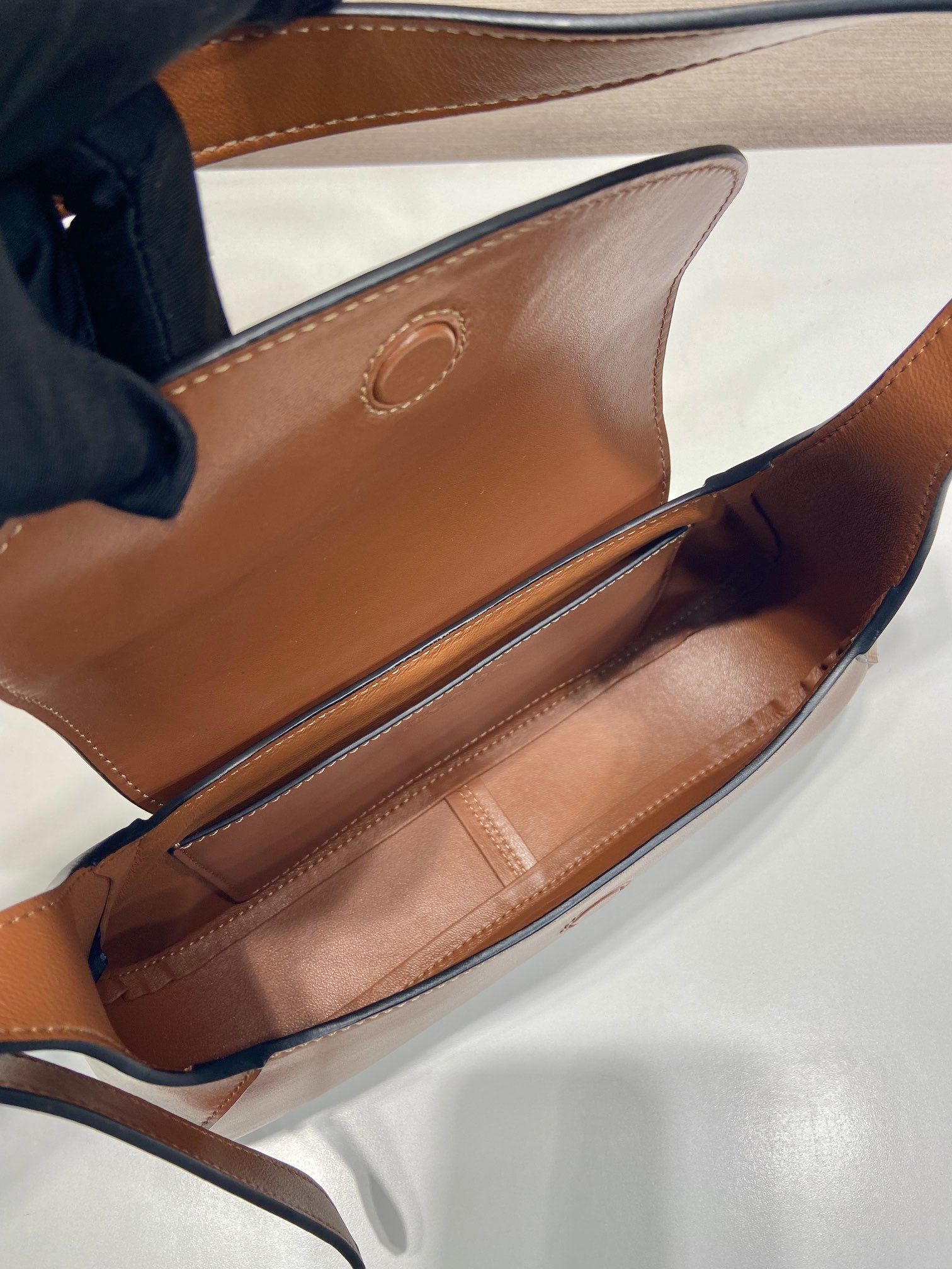 FLAP BAG 25 IN CINNAMON BROWN SMOOTH CALFSKIN TRIANGLE LOGO