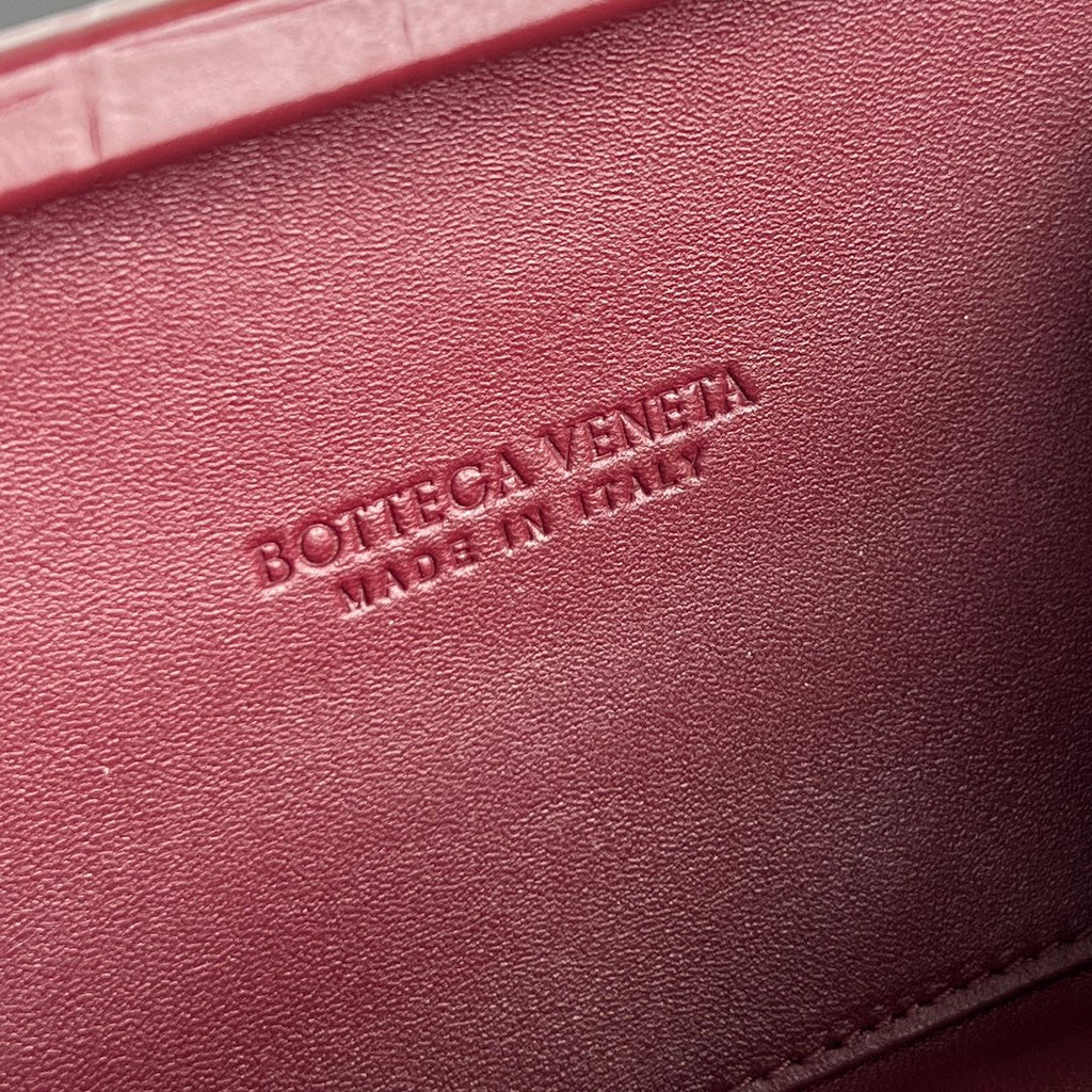 KNOT 19 IN BURGUNDY RED CROCODILE PATTERN CALFSKIN