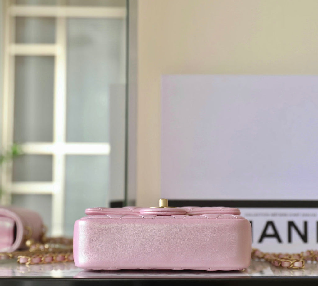 CHANEL 25S FLAP BAG 17 CM IN PEARL PINK LAMBSKIN WITH GOLD HARDWARE