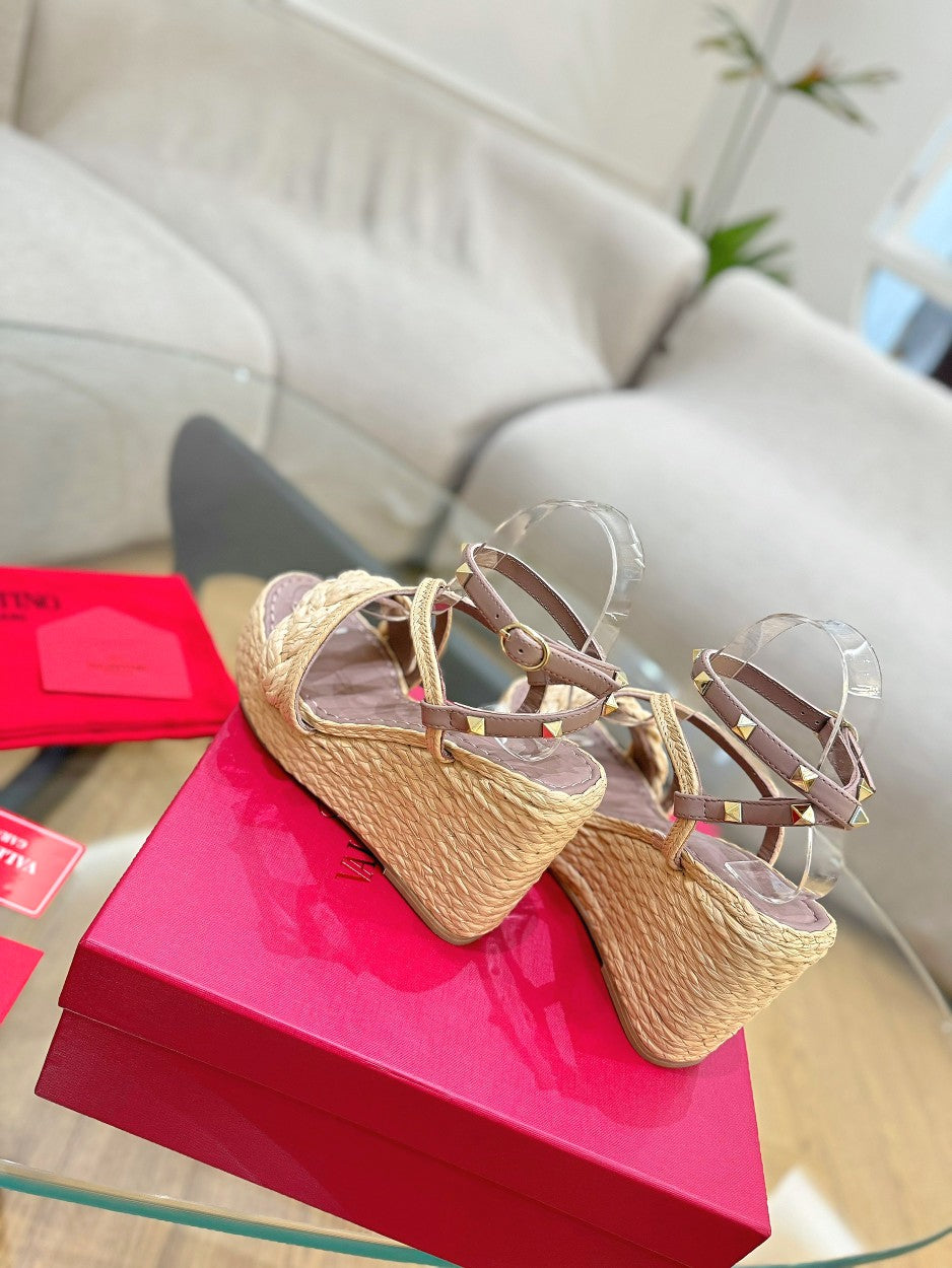 GARAVANI ROCKSTUD WEDGE SANDALS IN ROSY BROWN CALFSKIN AND BEIGE RAFFIA