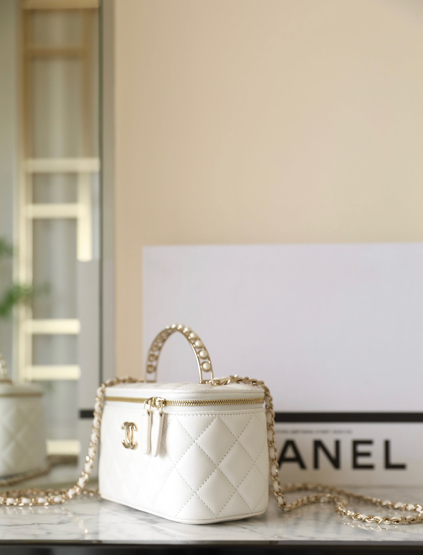 CHANEL 25S VANITY BAG 17 CM IN WHITE LAMBSKIN WITH PEARL STRAP