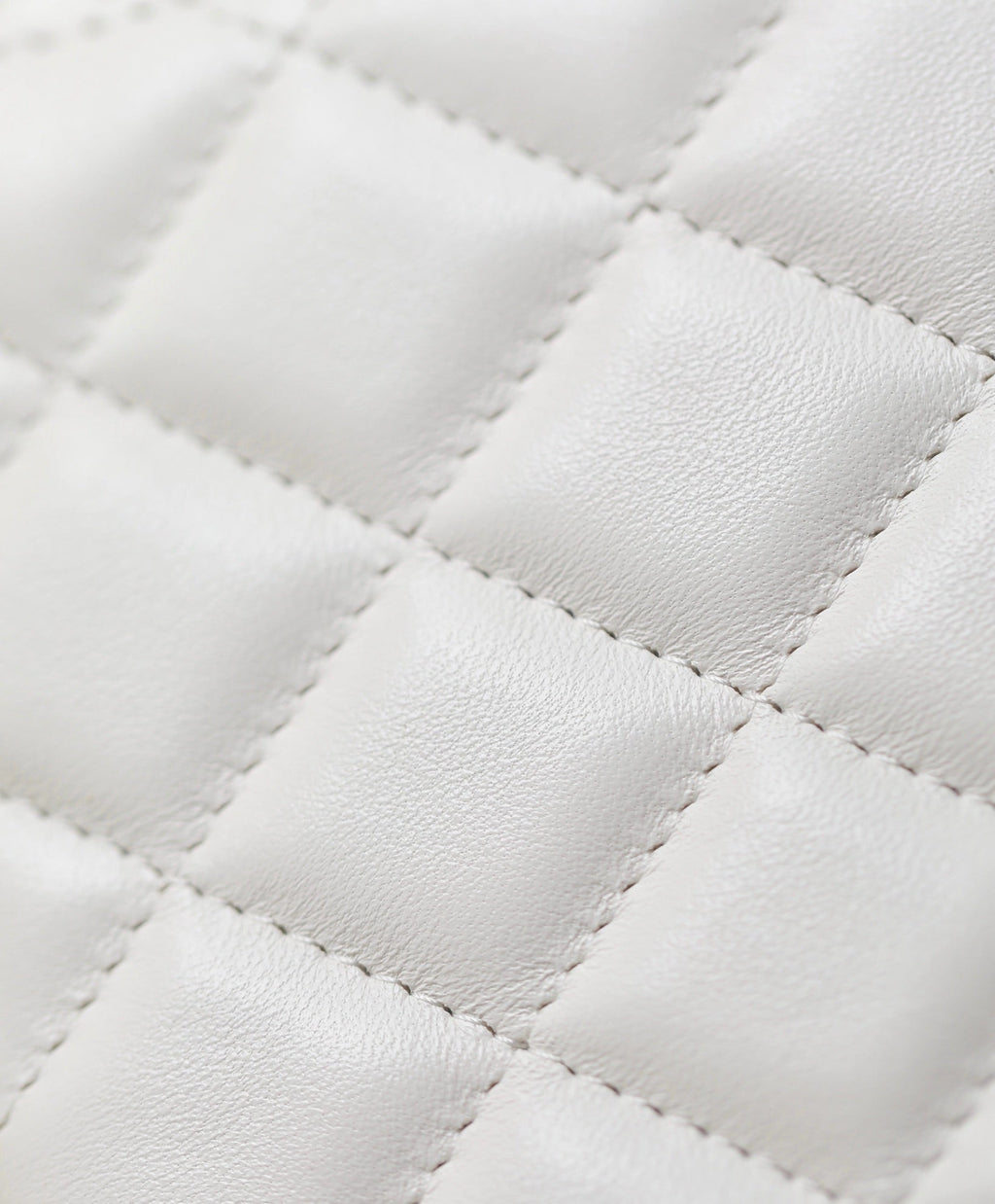 CHANEL 25S VANITY BAG 17 CM IN WHITE LAMBSKIN WITH PEARL STRAP