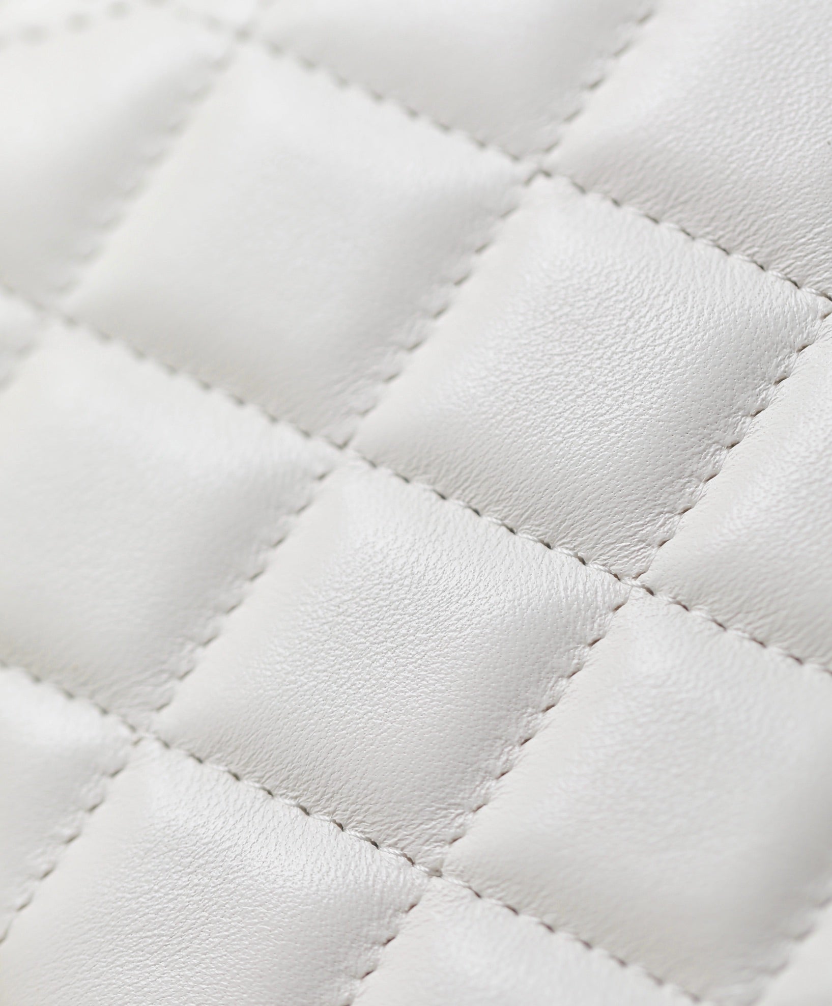 CHANEL 25S VANITY BAG 17 CM IN WHITE LAMBSKIN WITH PEARL STRAP