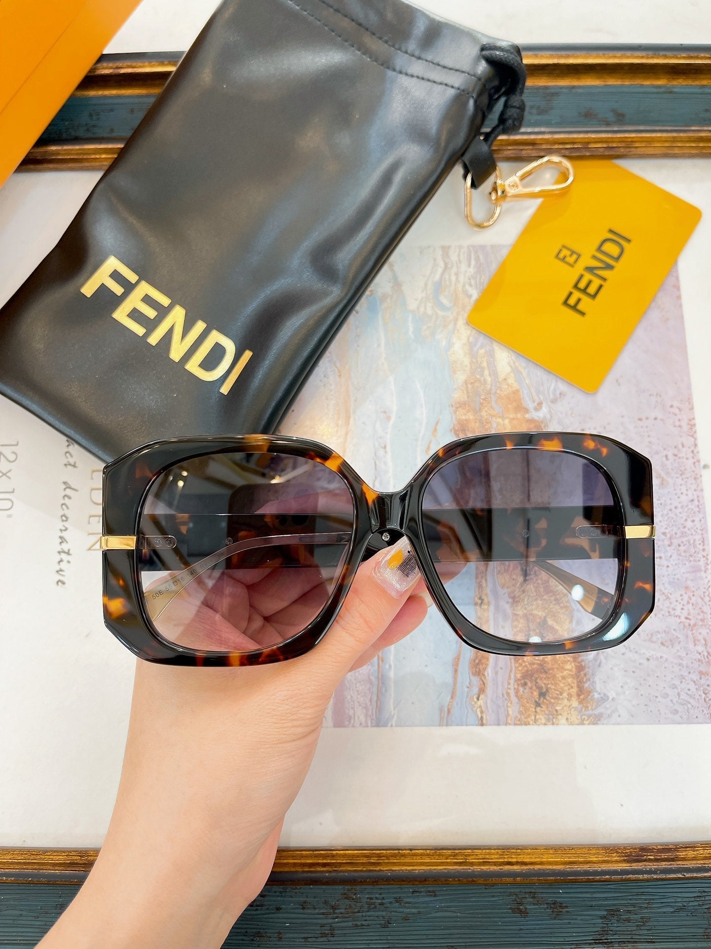 OVERSIZED FF DIAMONDS SQUARE FRAME SUNGLASSES FE40065F IN ACETATE