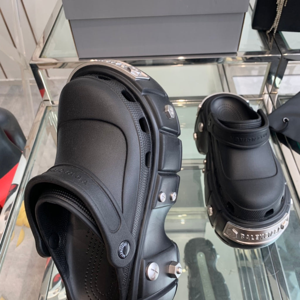 HARDCROCS MULES IN BLACK RUBBER