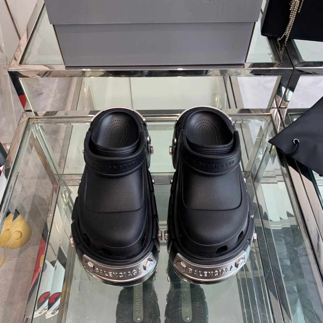 HARDCROCS MULES IN BLACK RUBBER