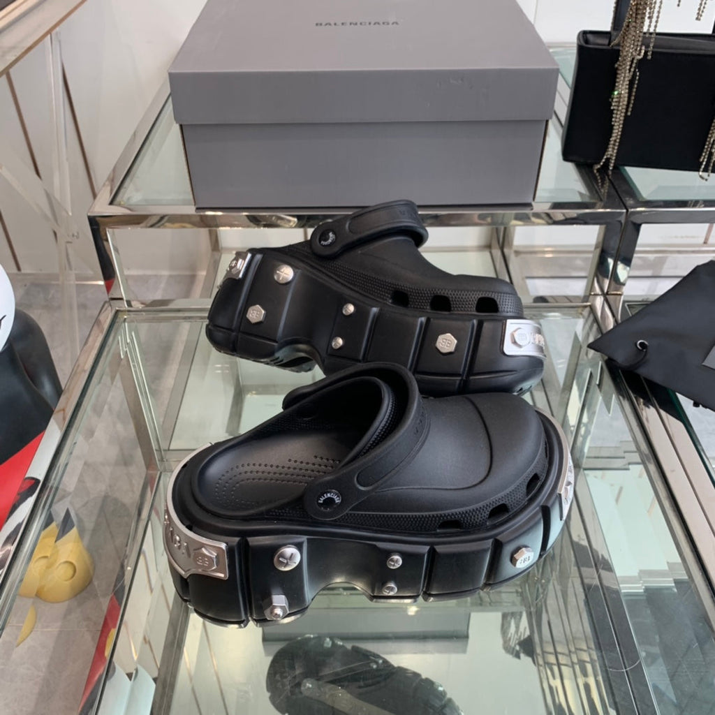 HARDCROCS MULES IN BLACK RUBBER