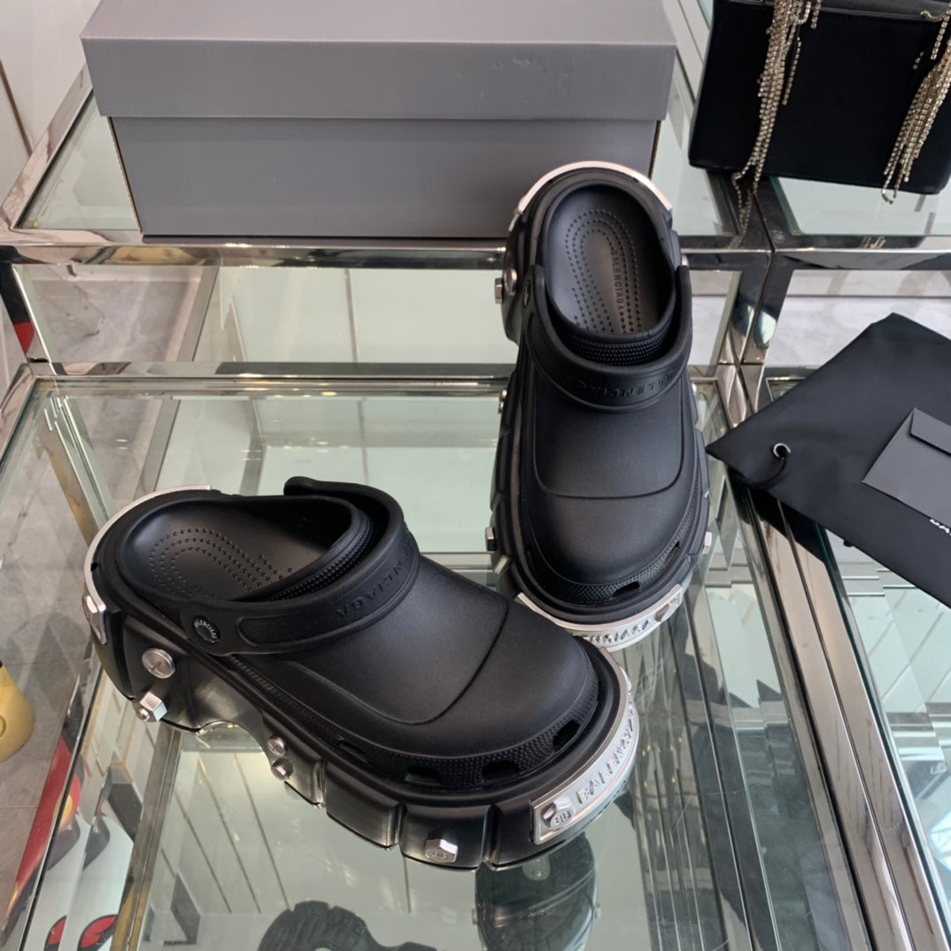 HARDCROCS MULES IN BLACK RUBBER