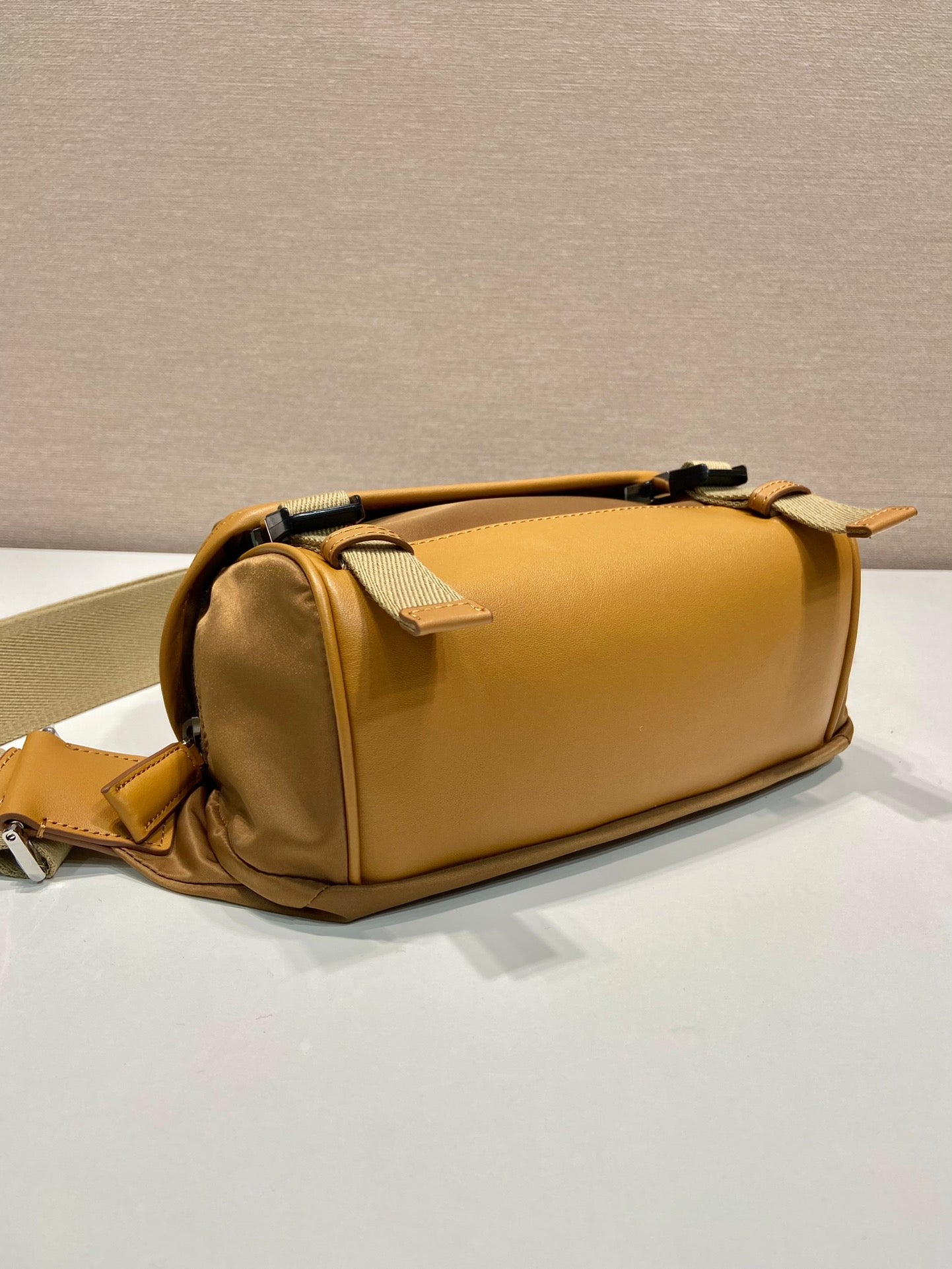 MESSENGER BAG 20 IN CIDER BROWN RE-NYLON AND CALFSKIN TRIM
