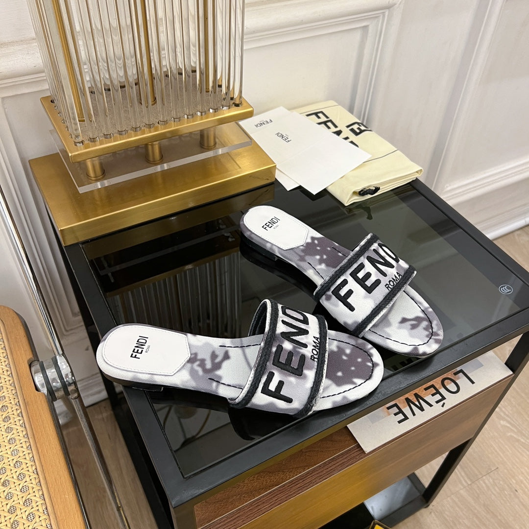 FENDI FLORAL SLIDES IN BLACK MIX WHITE FABRIC