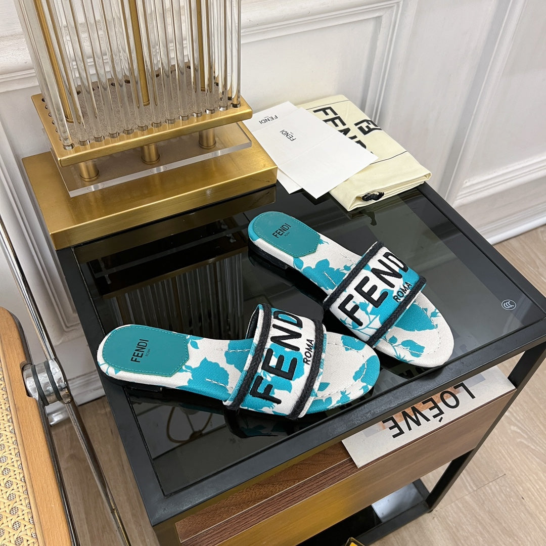 FENDI FLORAL SLIDES IN BLUE MIX WHITE FABRIC