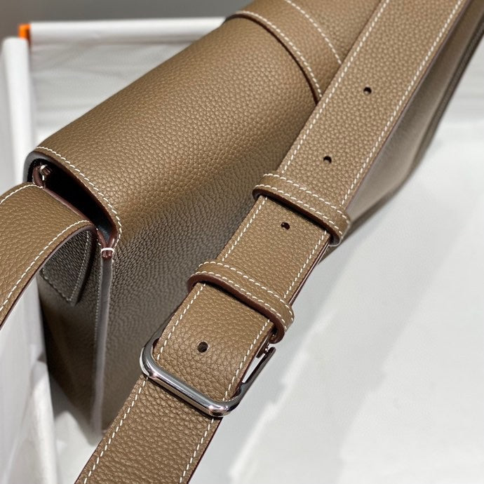 STEVE LIGHT JUNIOR MESSENGER BAG 27 IN ALEZAN TOGO CALFSKIN