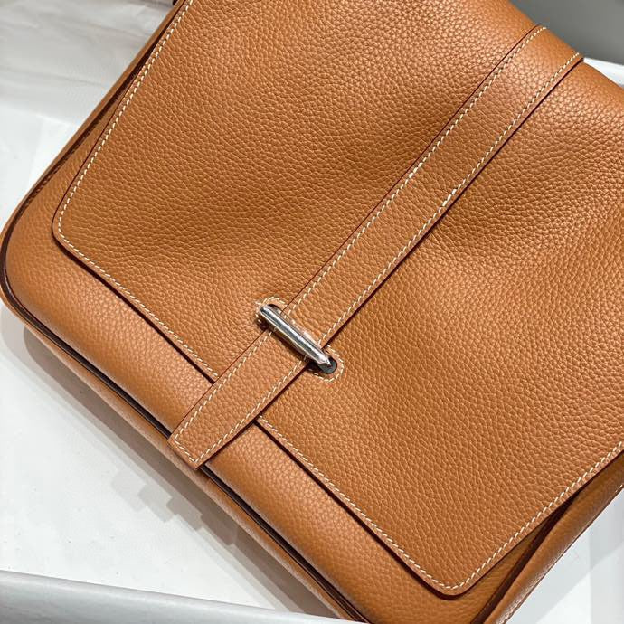 STEVE LIGHT JUNIOR MESSENGER BAG 27 IN GOLD TOGO CALFSKIN