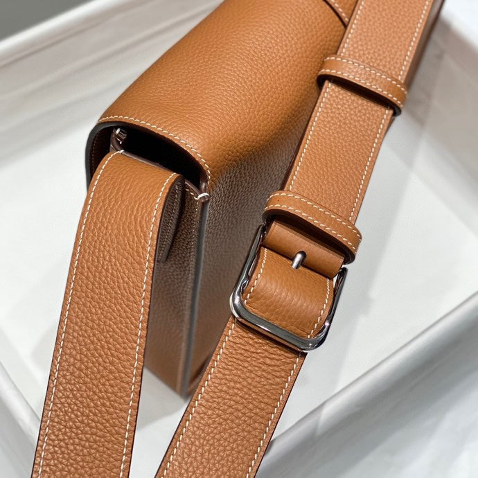 STEVE LIGHT JUNIOR MESSENGER BAG 27 IN GOLD TOGO CALFSKIN