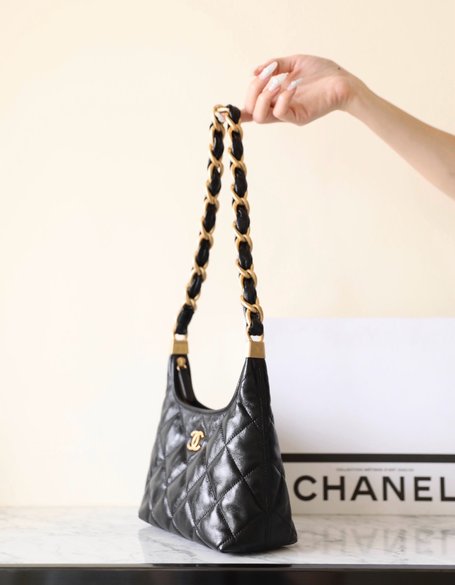 CHANEL 25S HOBO BAG 22 CM IN BLACK LAMBSKIN WITH GOLD HARDWARE