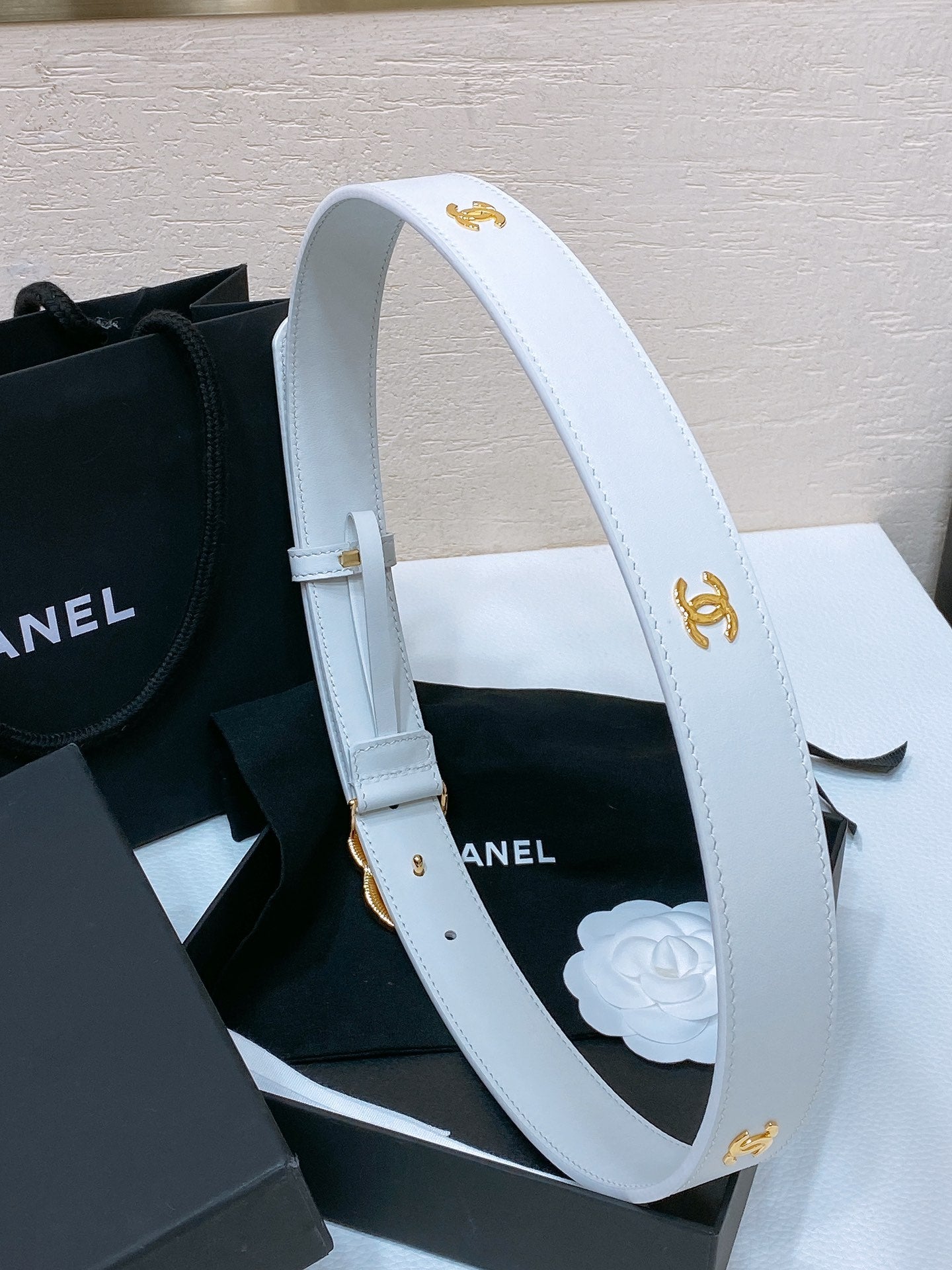 CC BELT 30MM IN WHITE SMOOTH CALFSKIN GOLD MIX WHITE HARDWARE