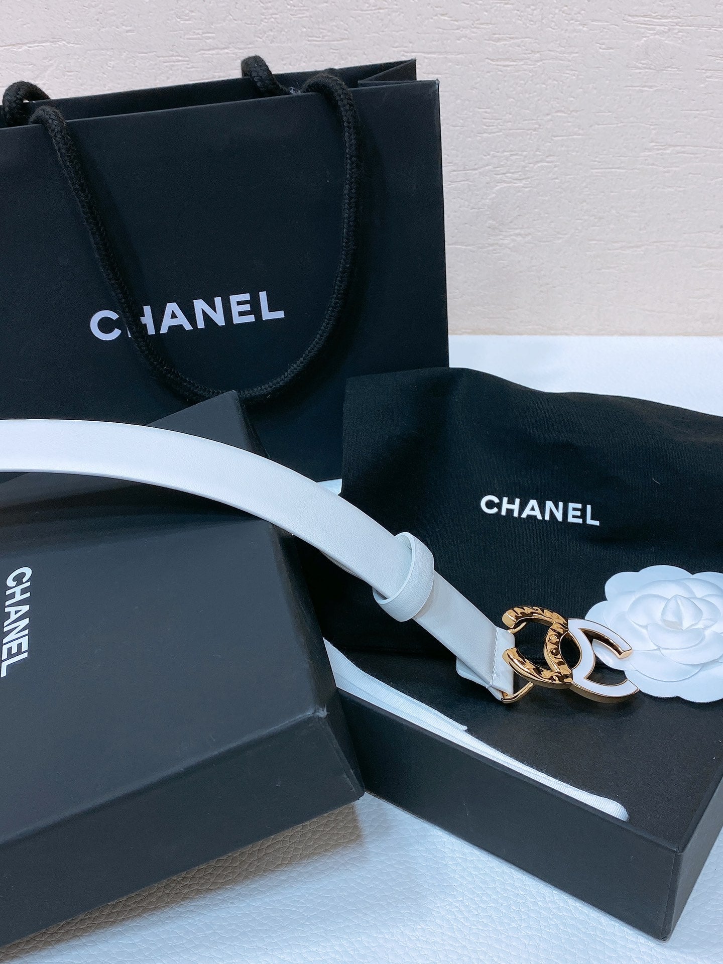 CC BELT 30MM IN WHITE SMOOTH CALFSKIN GOLD MIX WHITE METAL LOGO