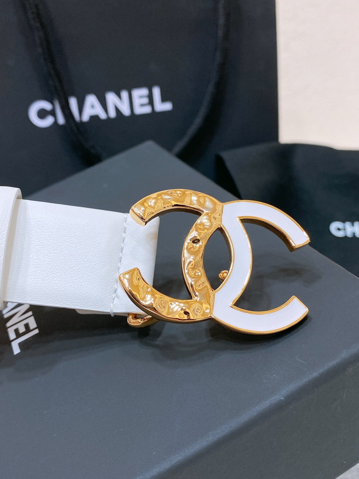 CC BELT 30MM IN WHITE SMOOTH CALFSKIN GOLD MIX WHITE METAL LOGO
