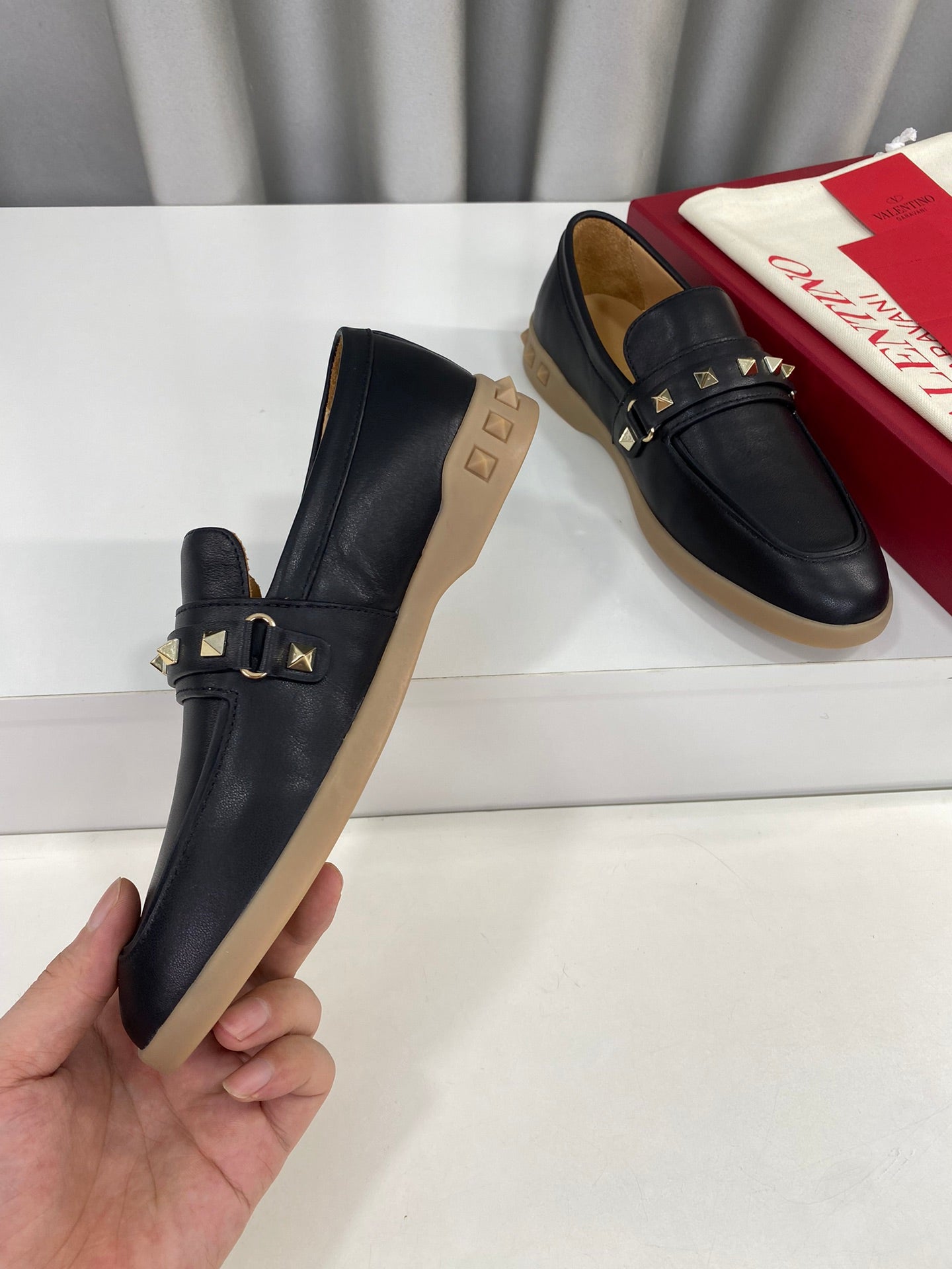 LEISURE FLOWS SPLIT LOAFER IN BLACK CALFSKIN
