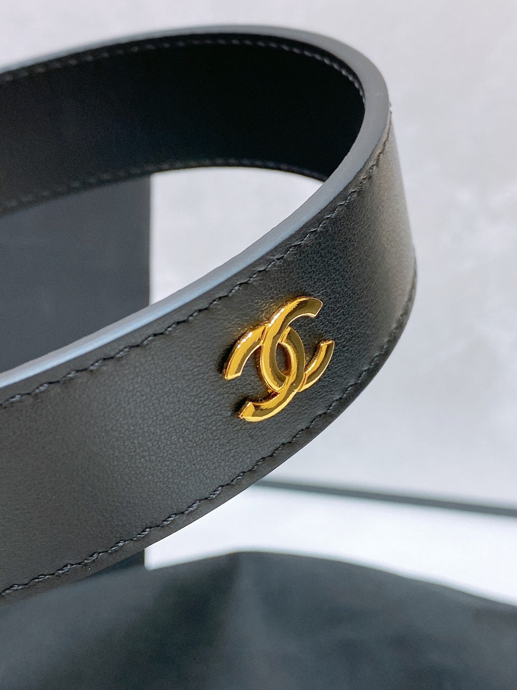 CC 30MM BELT IN BLACK SMOOTH CALFSKIN WHITE MIX BLACK METAL LOGO GOLD HARDWARE