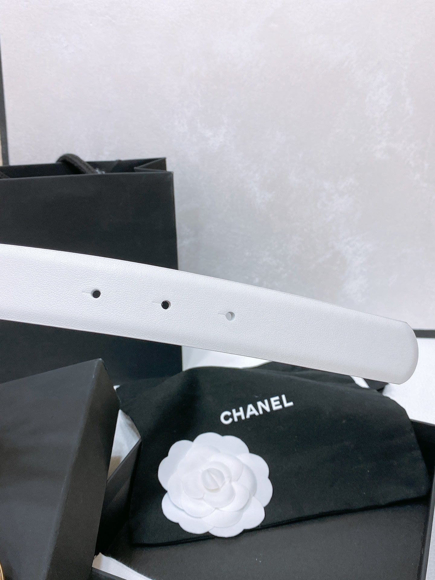 CC 30MM BELT IN WHITE SMOOTH CALFSKIN WHITE MIX BLACK METAL HARDWARE