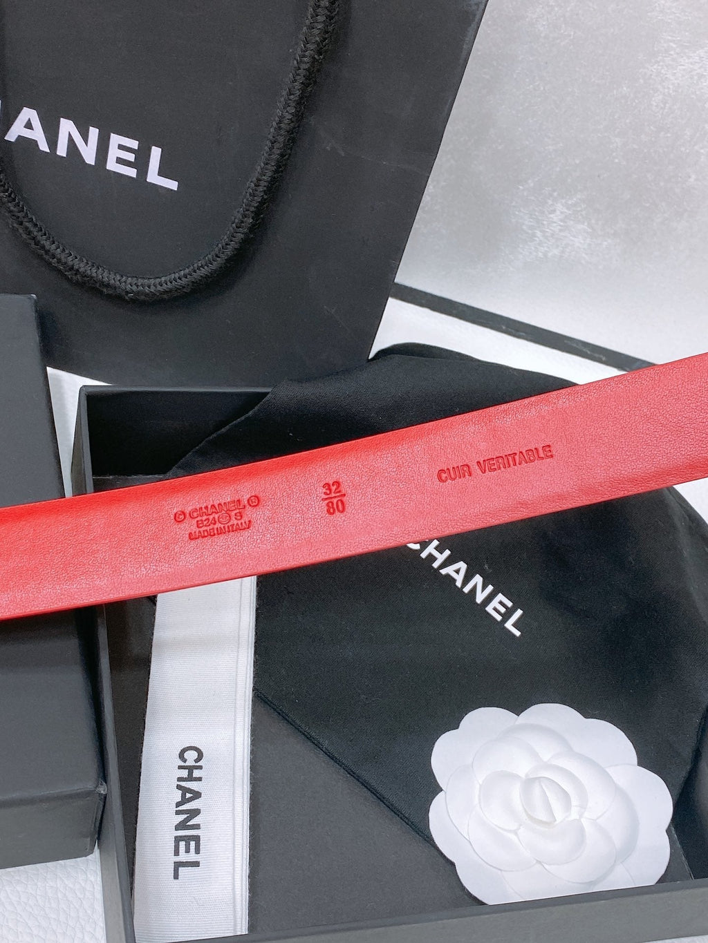 CC BELT 30 MM IN CHERRY RED CALFSKIN PEARL LOGO WITH GOLD HARDWARE