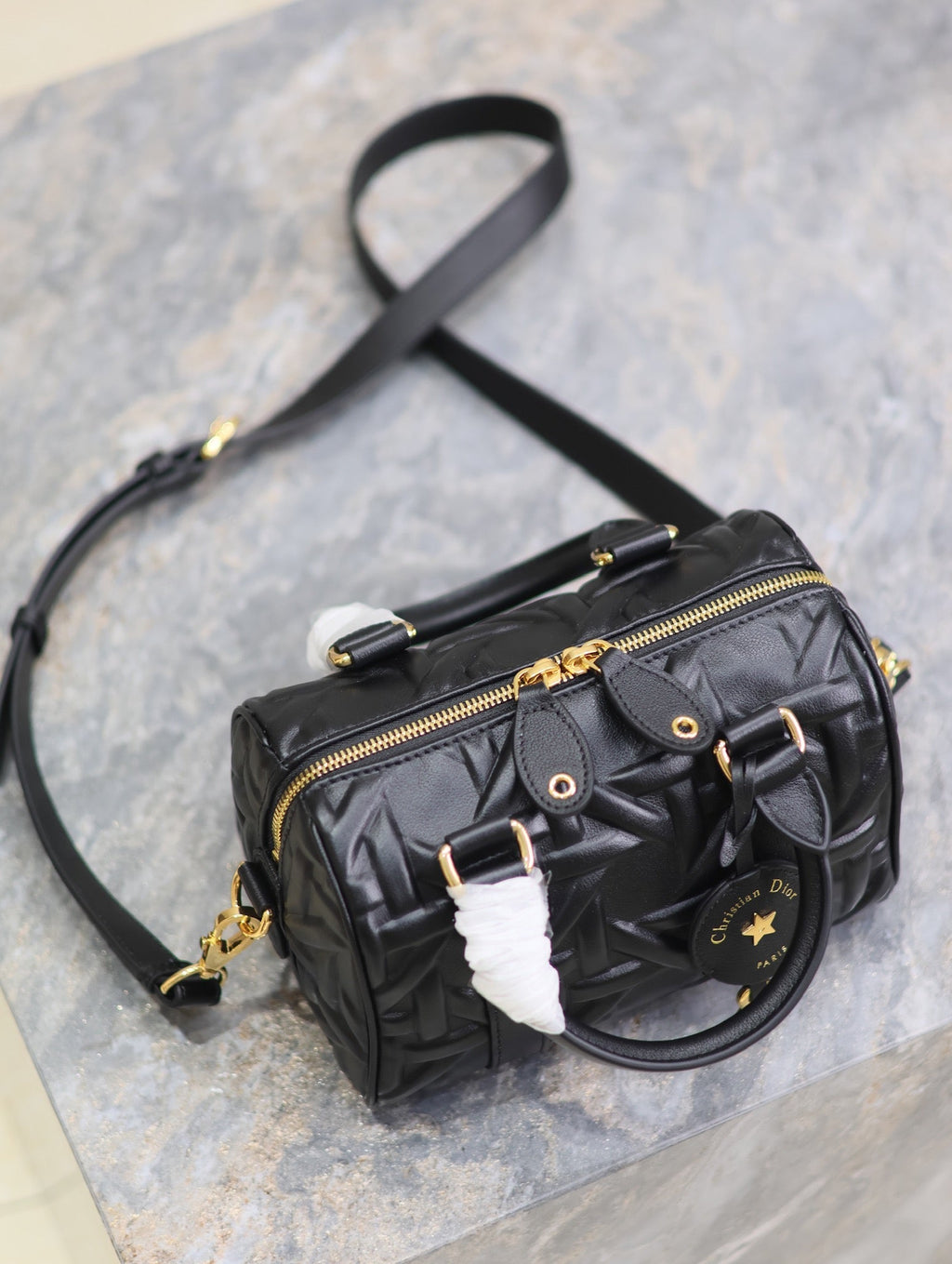 MEDIUM GROOVE BAG 20 IN BLACK MACROCANNAGE CALFSKIN WITH GOLD HARDWARE