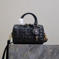 MEDIUM GROOVE BAG 20 IN BLACK MACROCANNAGE CALFSKIN WITH GOLD HARDWARE